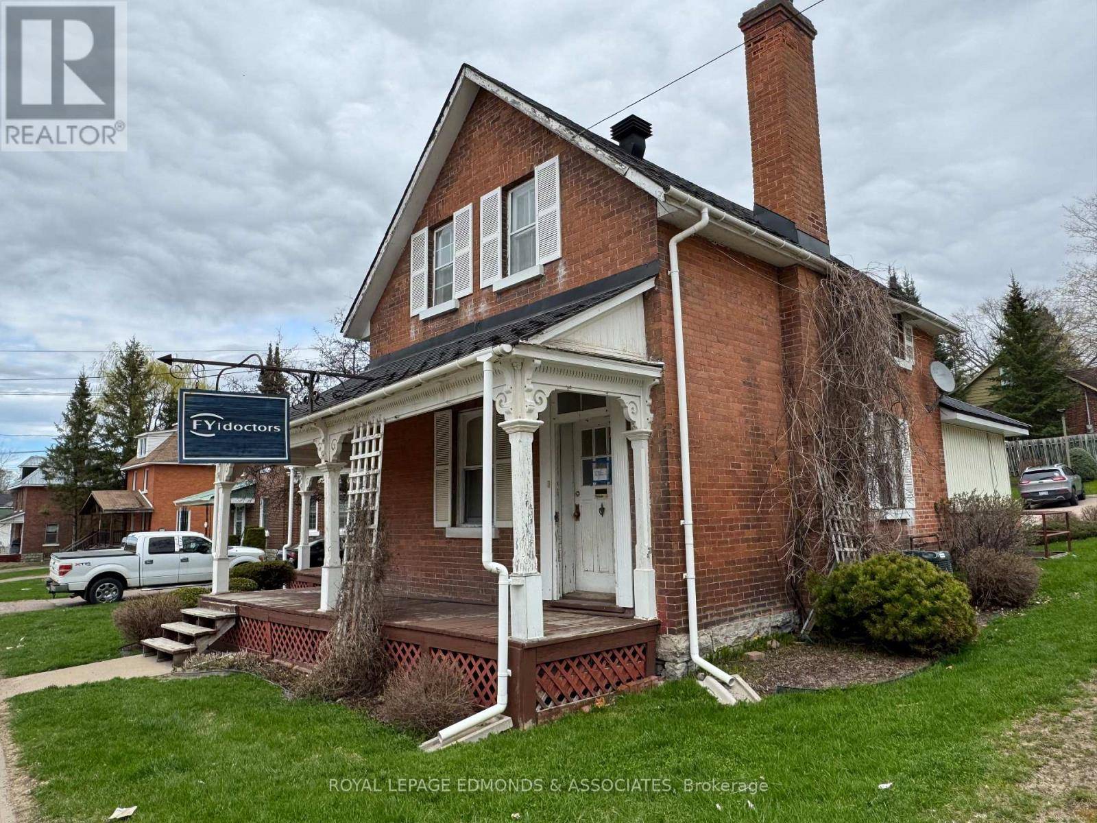 Pembroke, ON K8A1E5,481 MACKAY STREET