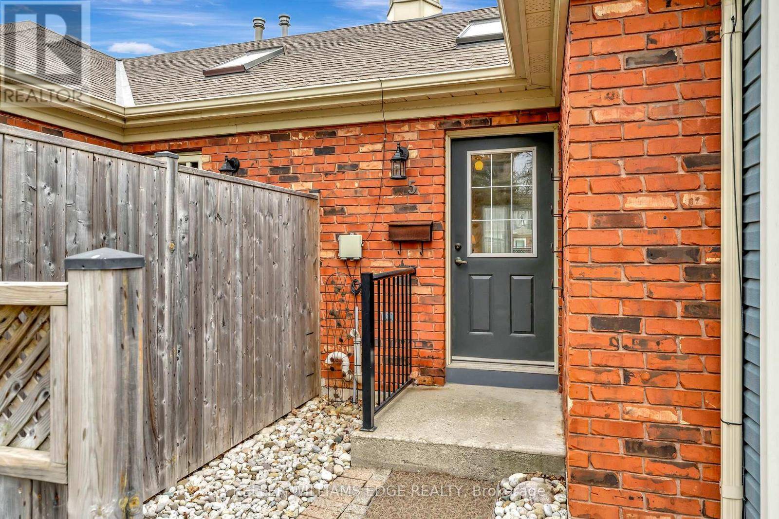 Hamilton (ancaster), ON L9G4X7,175 FIDDLERS GREEN RD #5