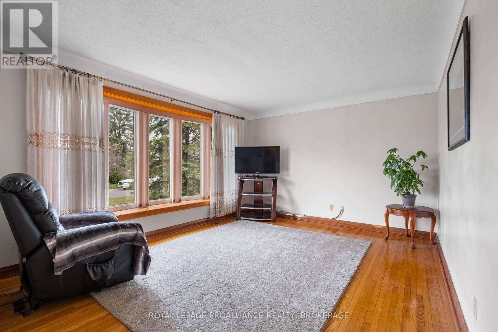 Kingston (central City West), ON K7M1Z5,56 CAMPBELL CRESCENT
