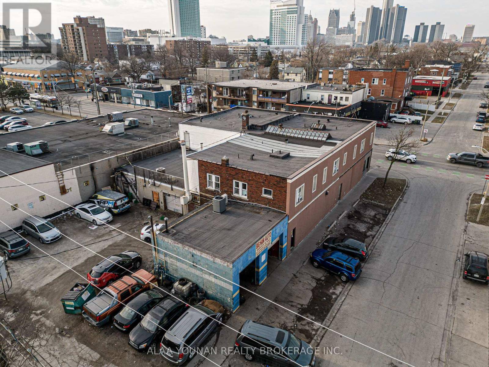 Windsor, ON N9A3J3,679 WYANDOTTE STREET E
