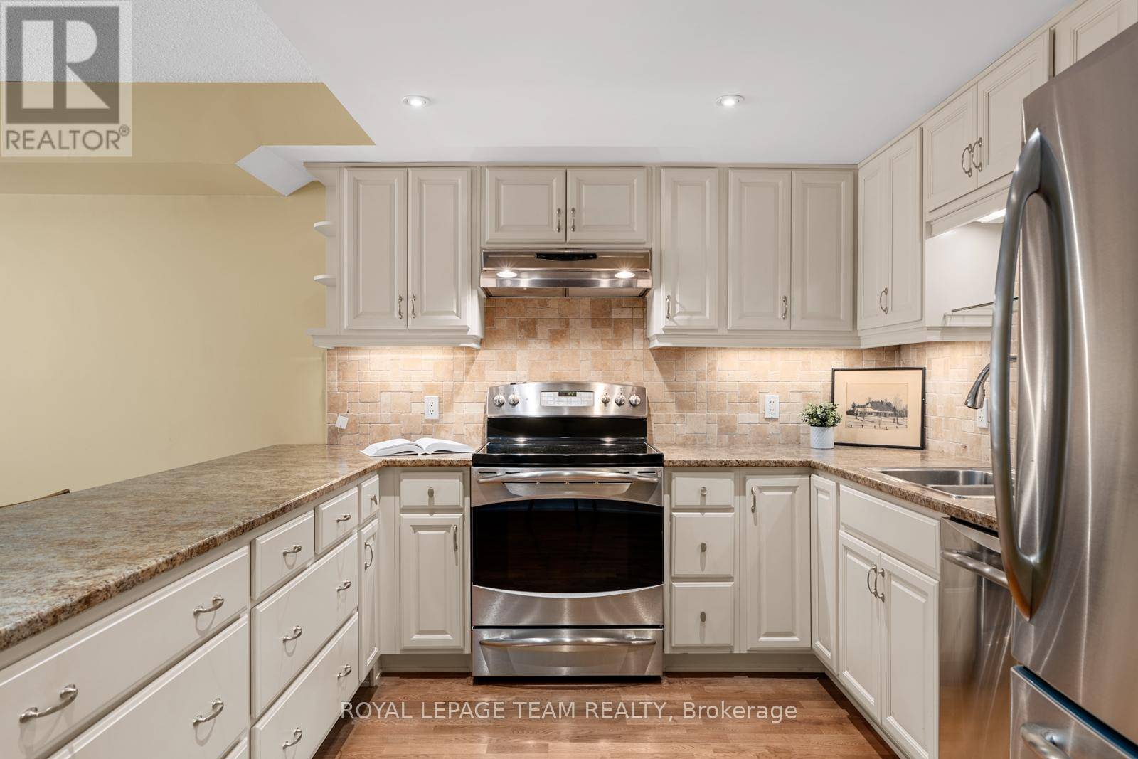 Ottawa, ON K2P0H5,74 Somerset ST West #2