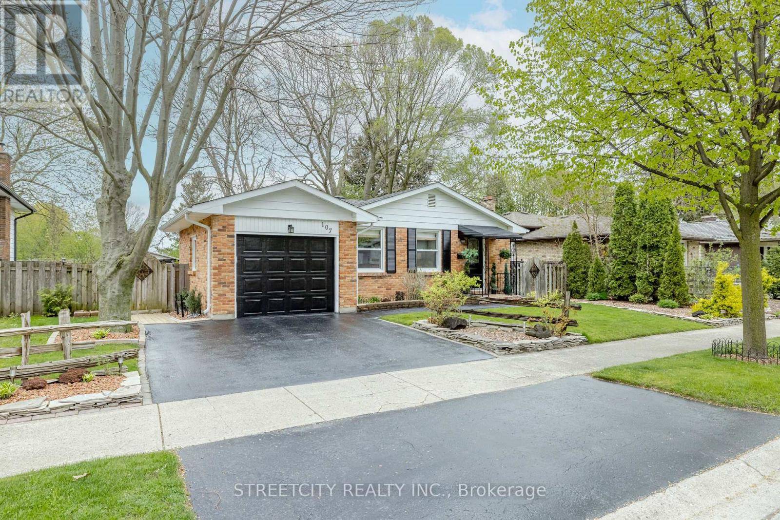 London South (south B), ON N6K2H4,107 DEARBORN AVENUE
