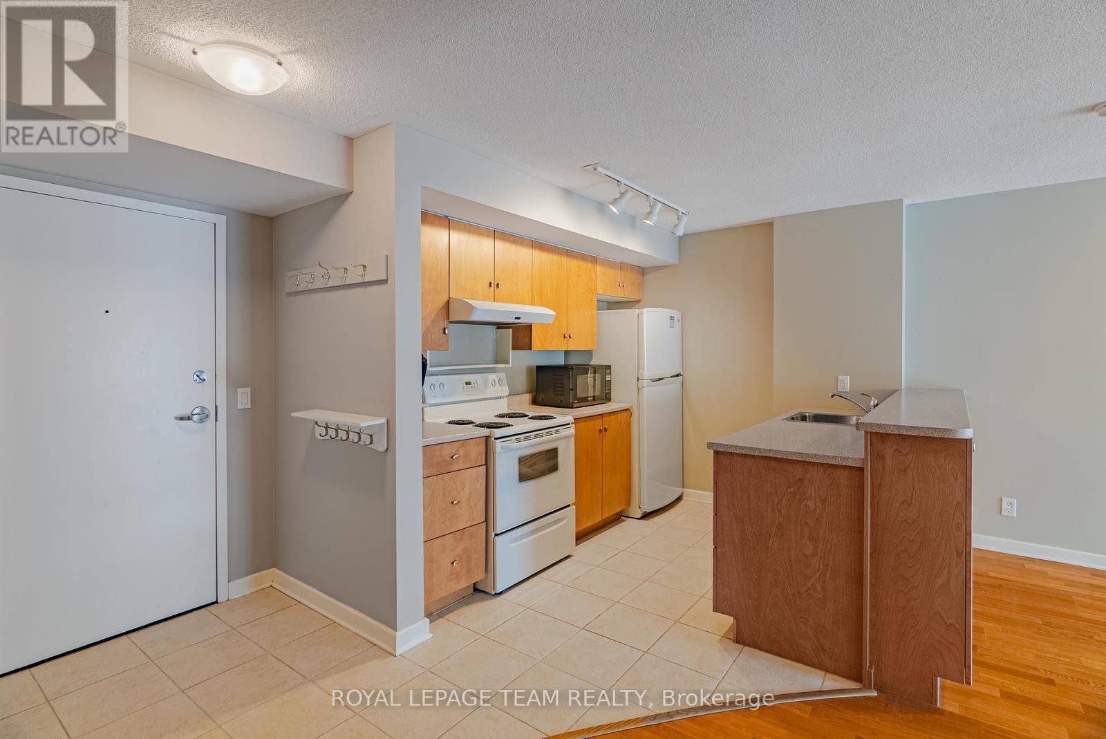 Ottawa, ON K2P0A3,138 SOMERSET ST West #804
