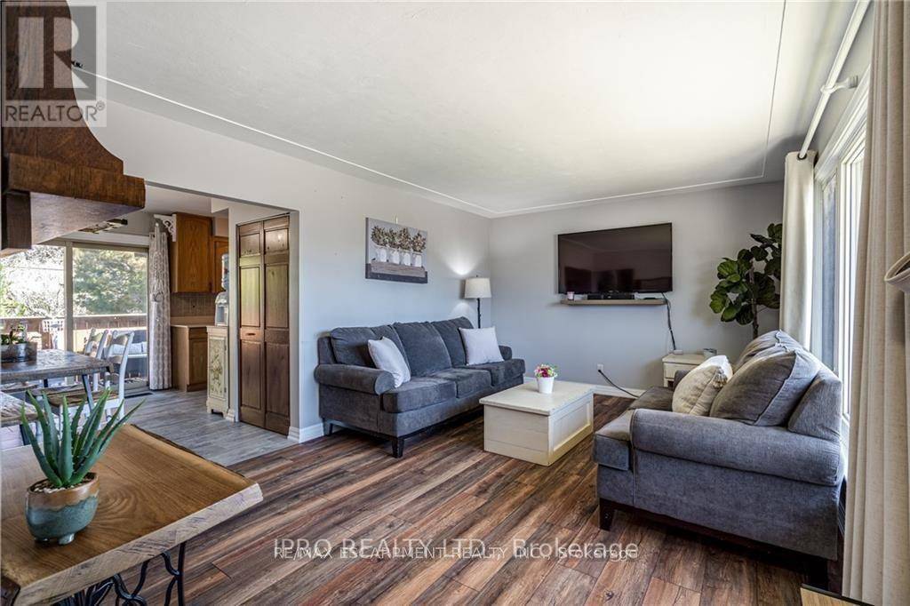 Hamilton (huntington), ON L8T2E4,79 SANDALWOOD AVENUE