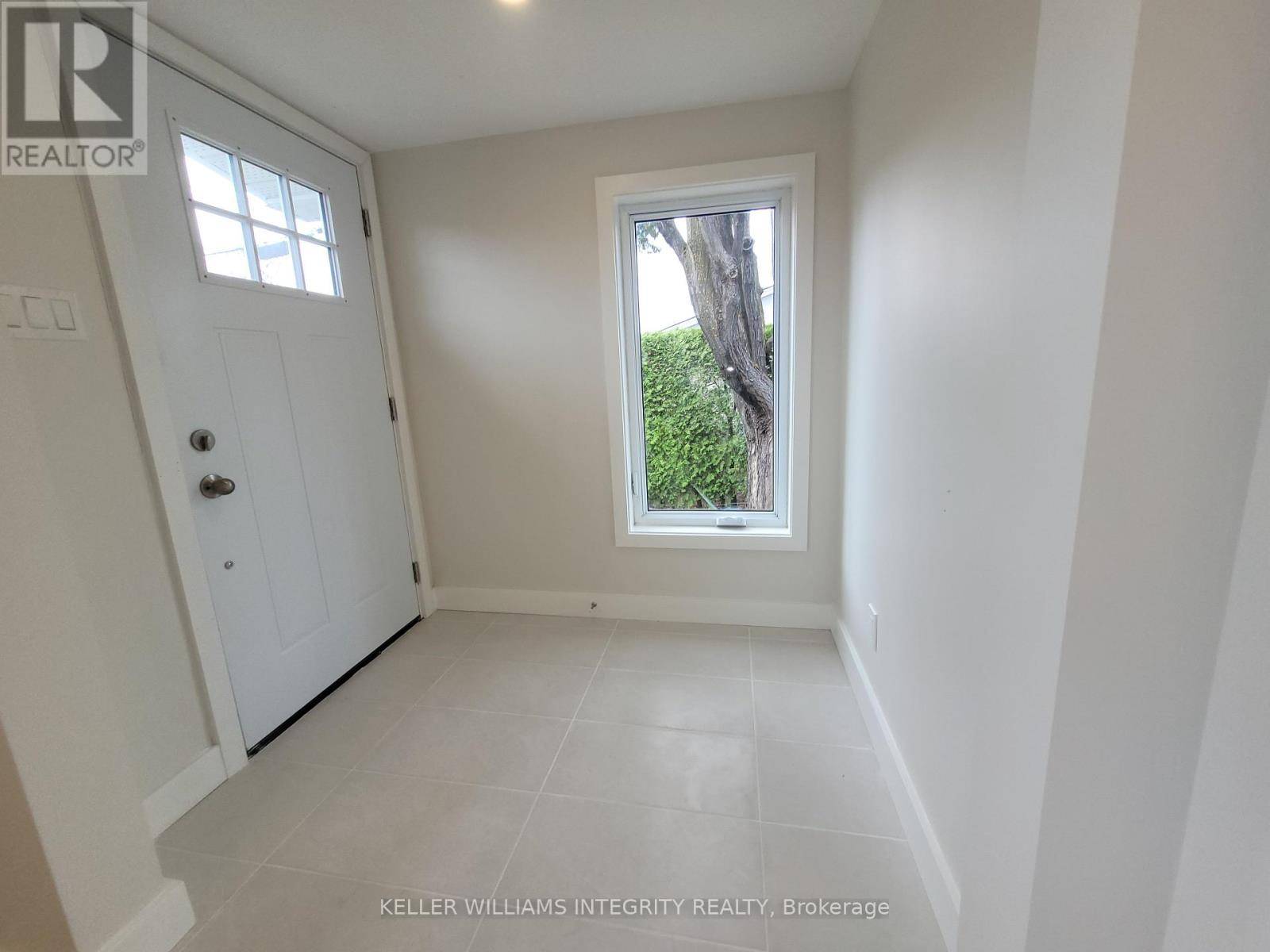 Ottawa, ON K1V6P1,UNIT 2 (REAR) - 1056 HARKNESS AVENUE