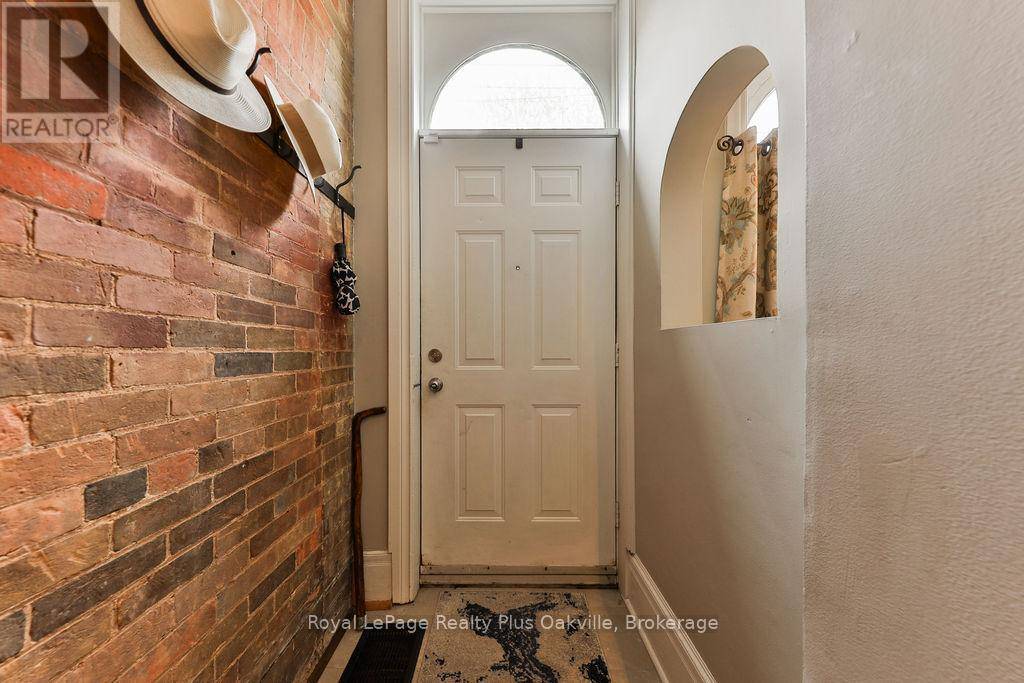 Hamilton (dundas), ON L9H2E8,14 HATT STREET