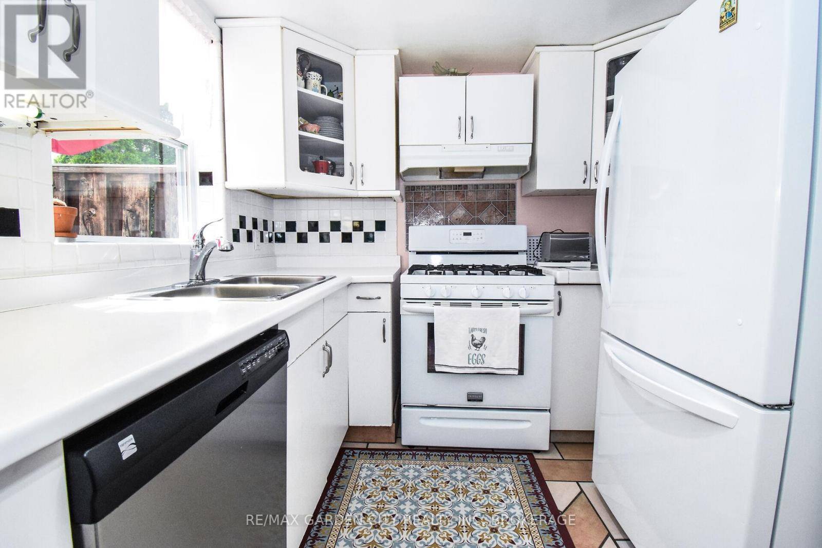 St. Catharines (oakdale), ON L2P2T8,39 CLAYBURN AVENUE