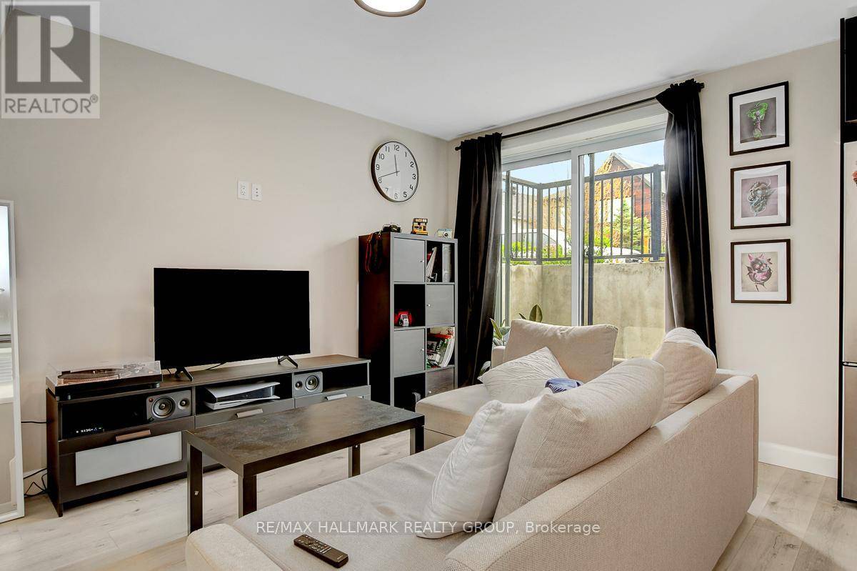 Ottawa, ON K2A0B3,359 WHITBY AVENUE