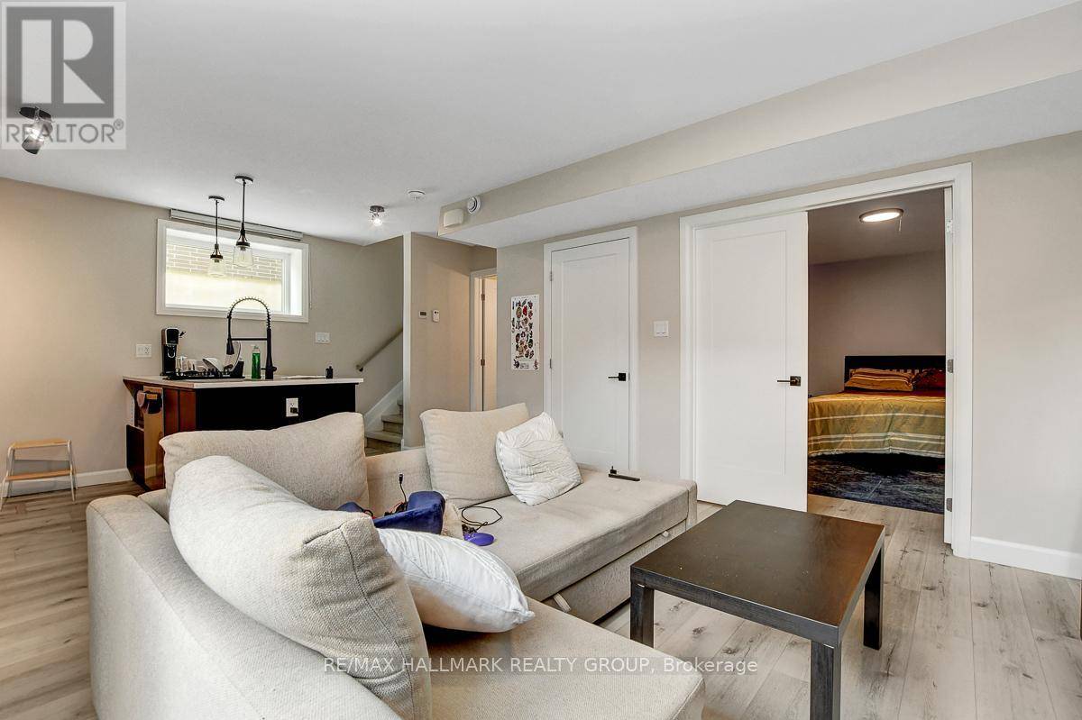 Ottawa, ON K2A0B3,359 WHITBY AVENUE