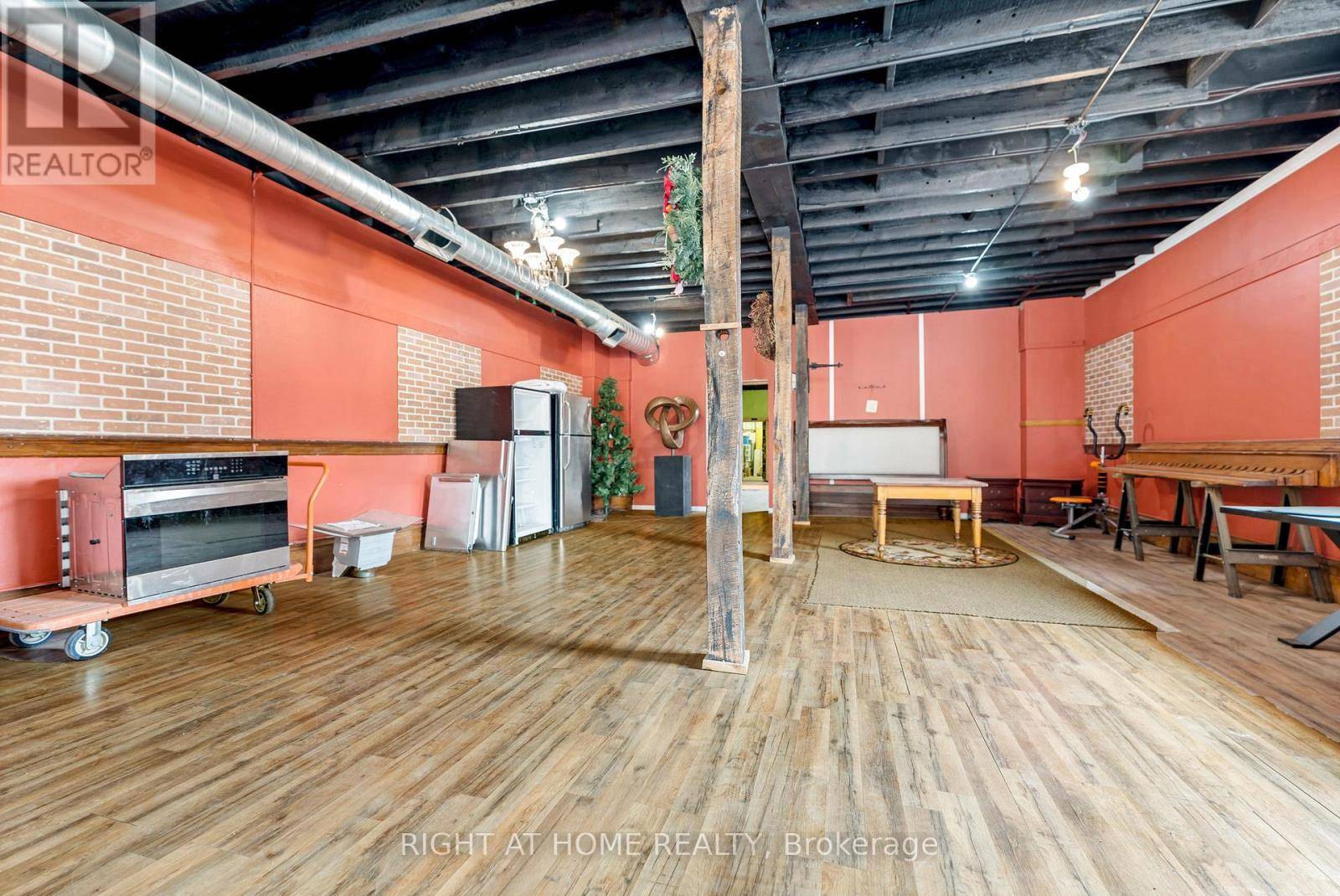 Hamilton (crown Point), ON L8H3Z9,262 Ottawa ST North #Main