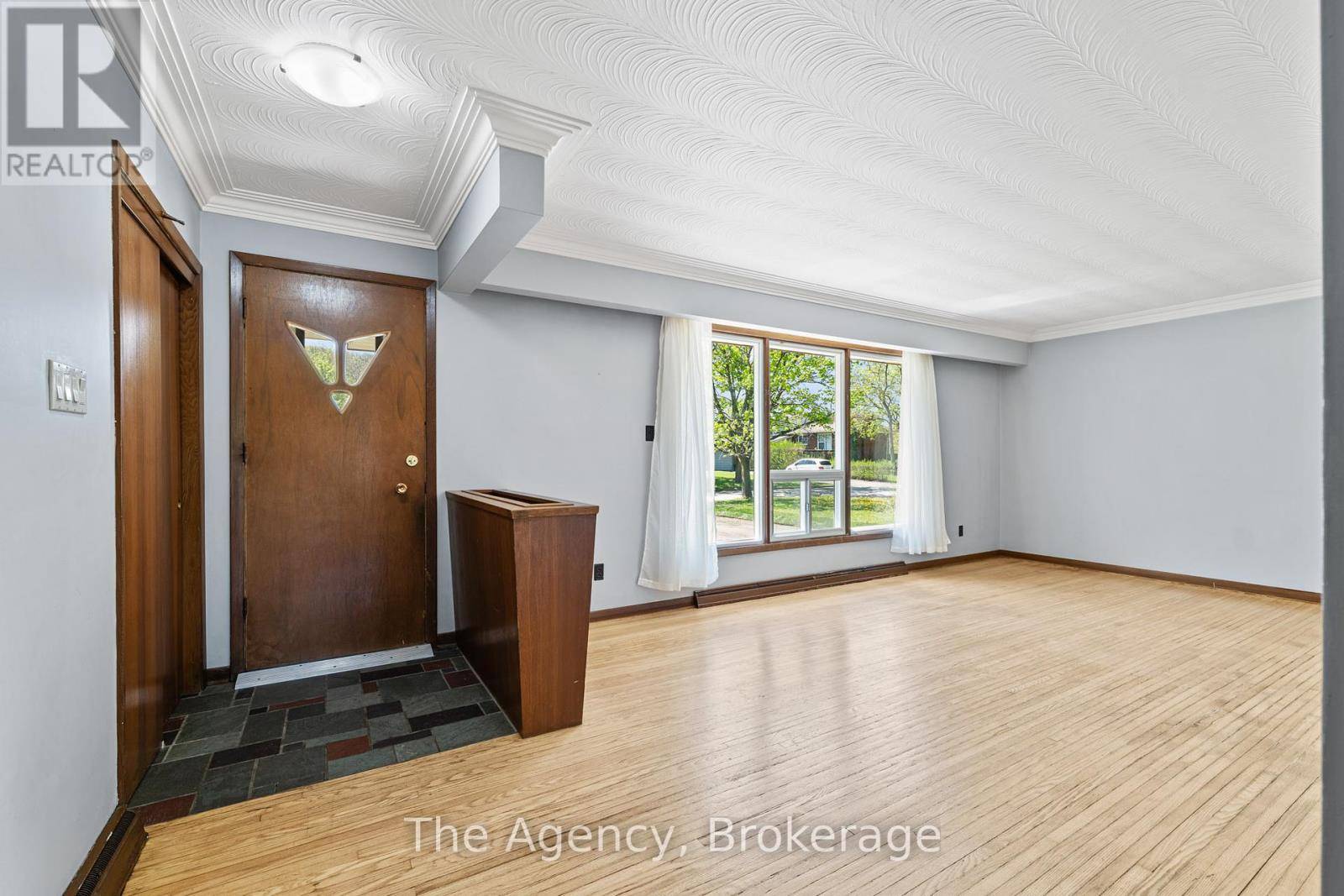 St. Catharines (glendale/glenridge), ON L2T2B4,17 VICTOR BOULEVARD