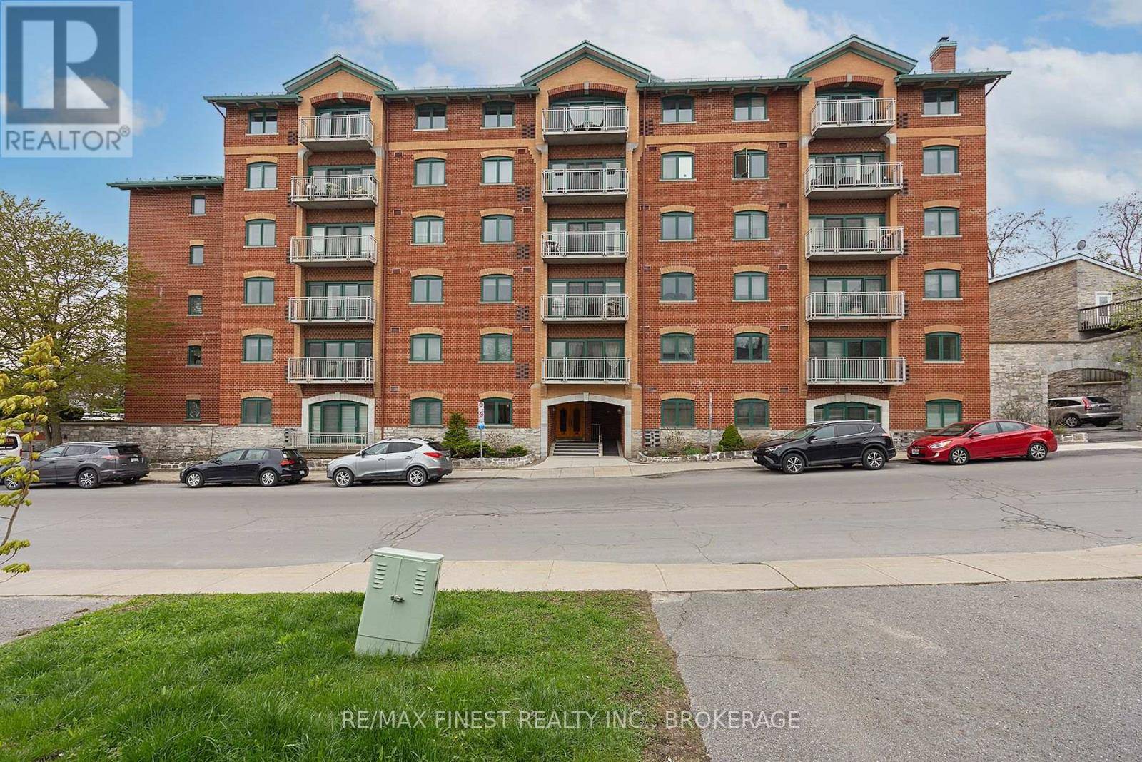 Kingston (east Of Sir John A. Blvd), ON K7K6T7,2 Bay ST #303