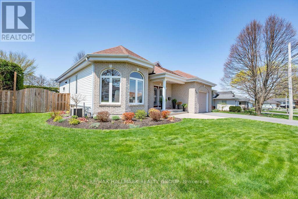 Renfrew, ON K7V4M9,230 VANIER CRESCENT