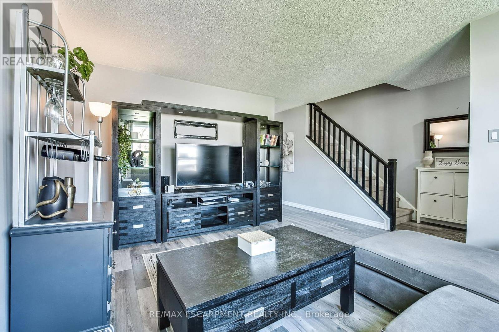 Hamilton (grayside), ON L8E2J7,2700 Barton ST East #2