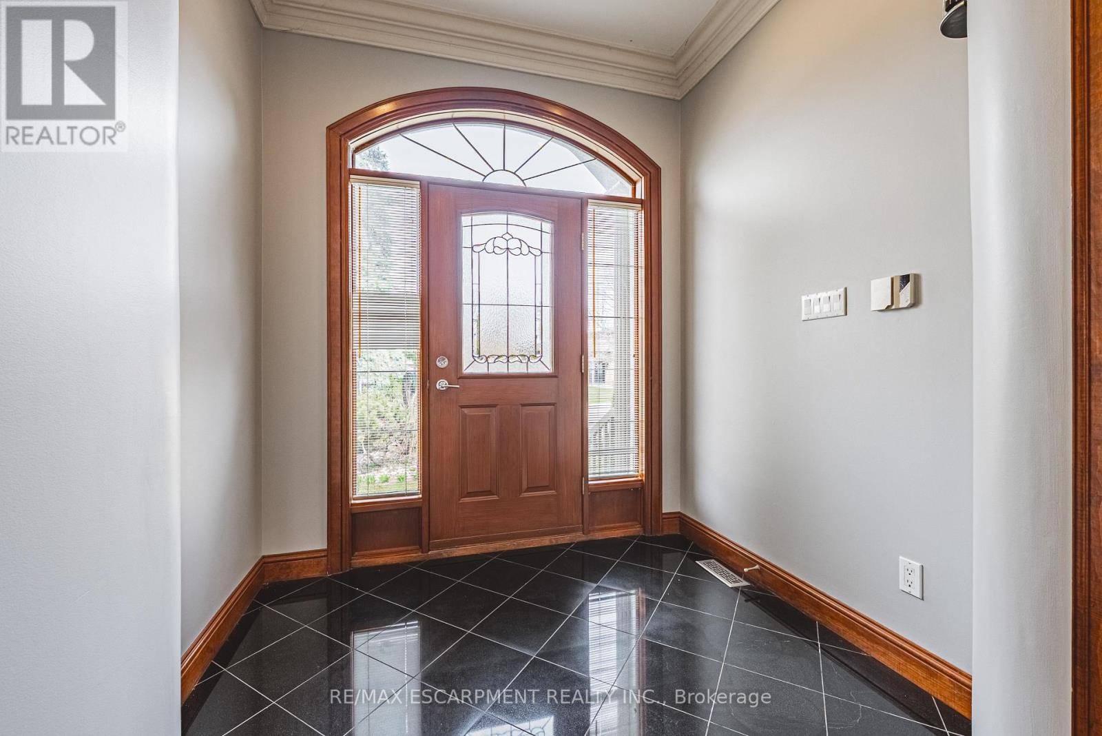 Hamilton (stoney Creek), ON L8E2E1,388 HEMLOCK AVENUE