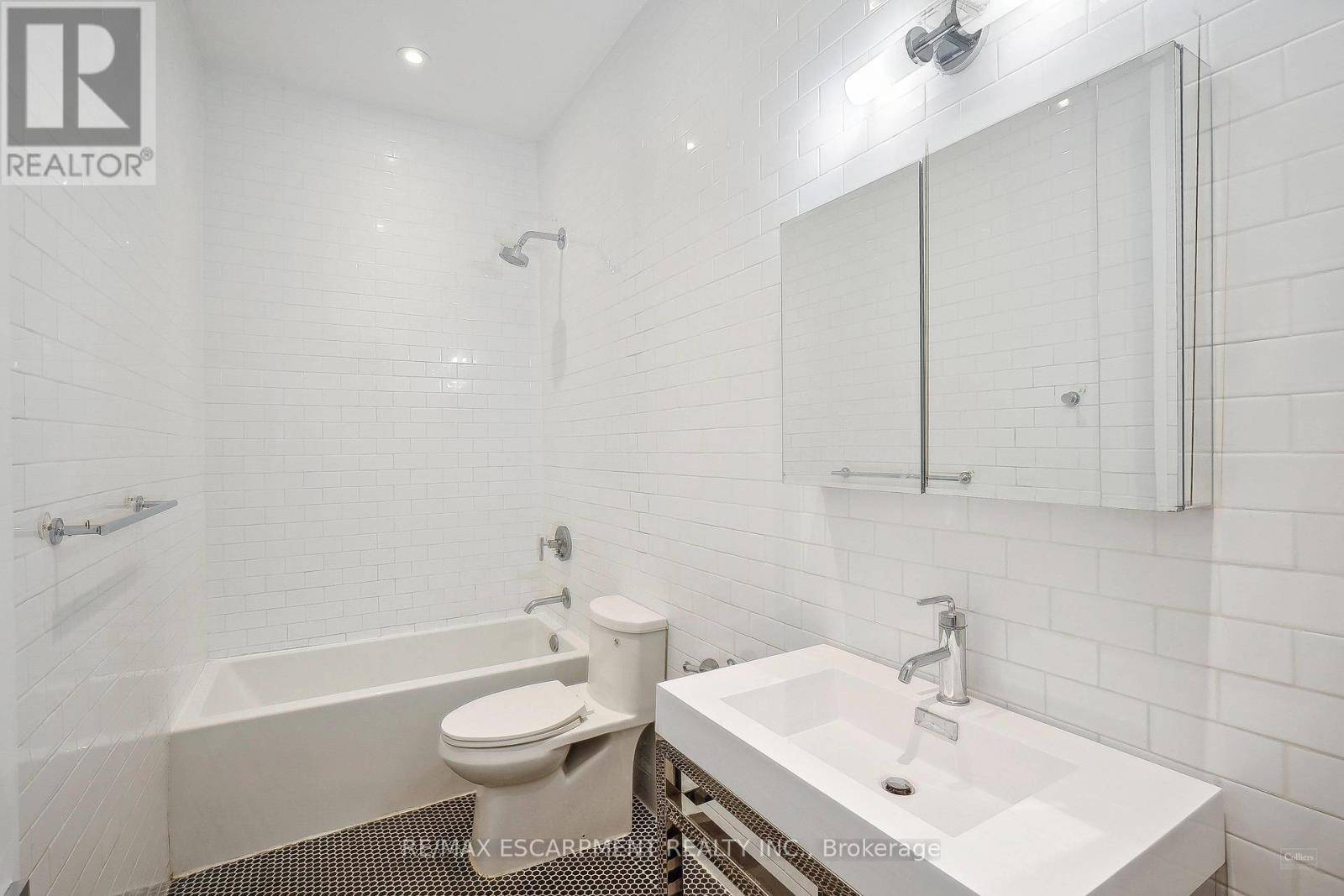 Hamilton (kirkendall), ON L8P4K7,220 Dundurn ST #236