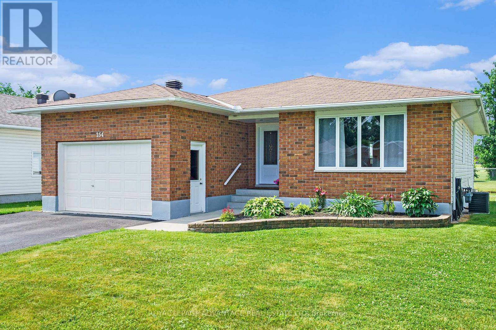 Smiths Falls, ON K7A5L1,254 GLENWOOD CRESCENT