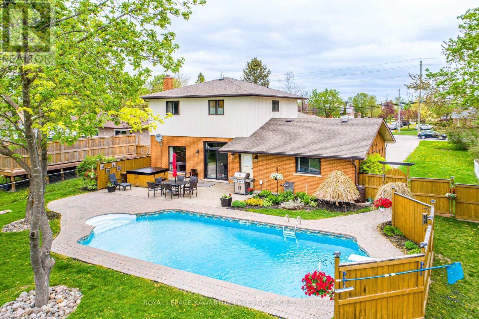 Kawartha Lakes (lindsay), ON K9V4Y5,197 ANGELINE STREET N
