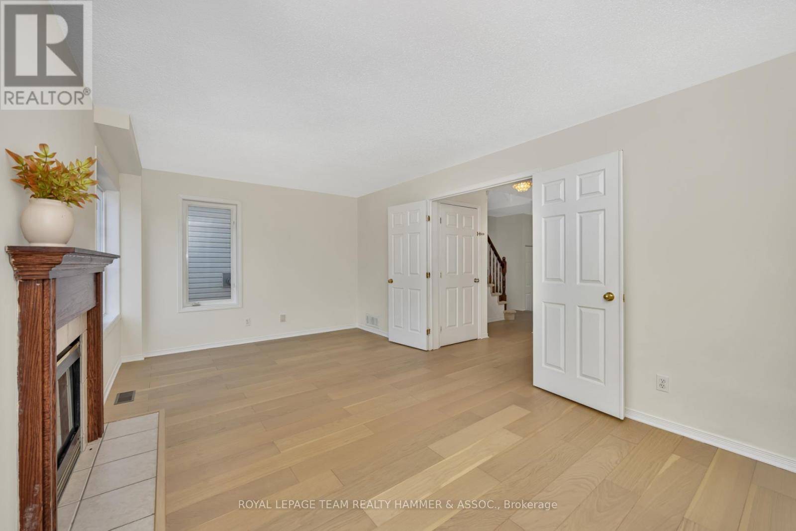 Ottawa, ON K1G6N5,573 NEIGHBOURHOOD WAY