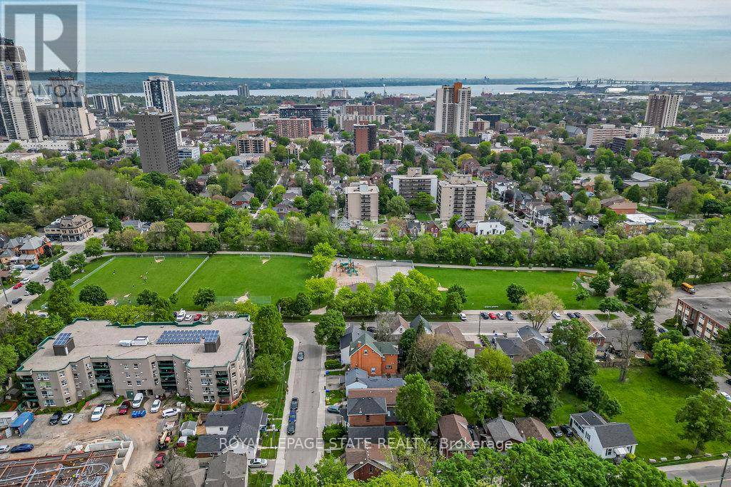 Hamilton (central), ON L8N2P6,91 AURORA STREET
