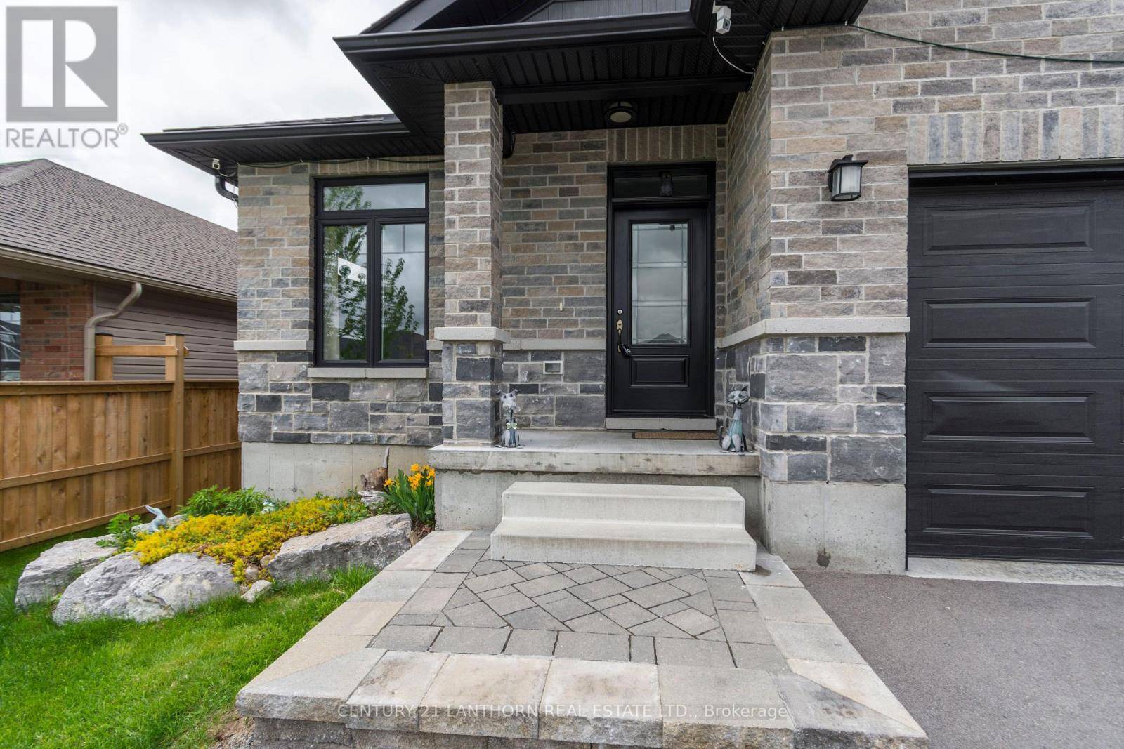 Belleville, ON K8N0K4,64 REDWOOD DRIVE