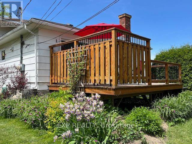 Renfrew, ON K7V4L7,320 FRANCIS STREET