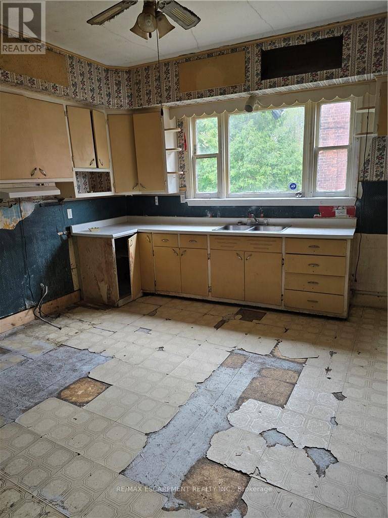 Hamilton (crown Point), ON L8L5Z5,138 SANFORD AVENUE N