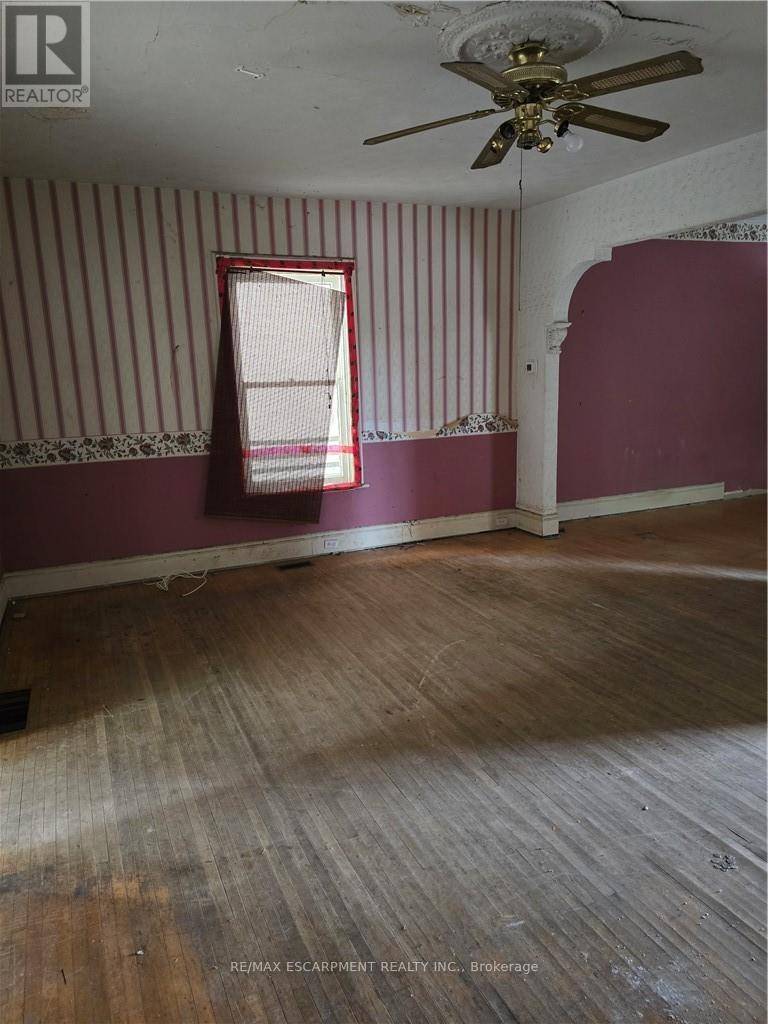 Hamilton (crown Point), ON L8L5Z5,138 SANFORD AVENUE N