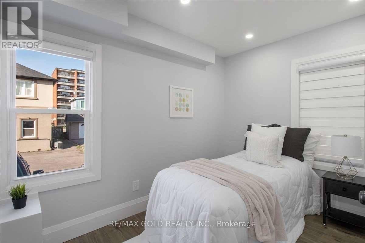 Hamilton (stoney Creek), ON L8G1R9,3 WARDROPE AVENUE