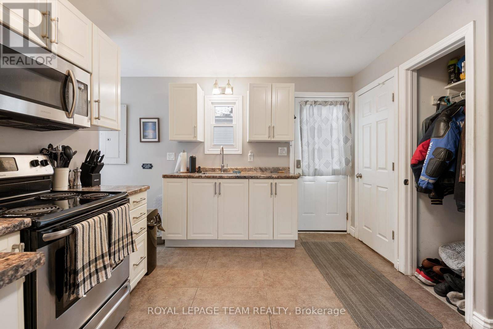 Brockville, ON K6V4C9,165 PEARL STREET W