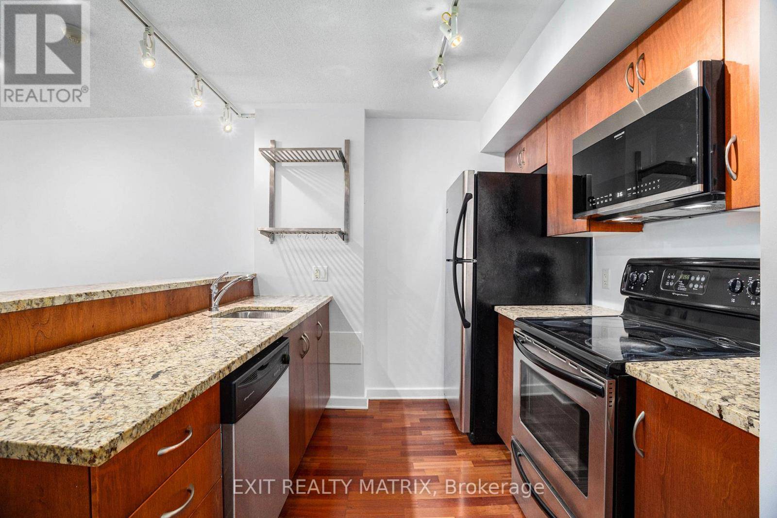 Ottawa, ON K2P0A3,138 Somerset ST West #1008