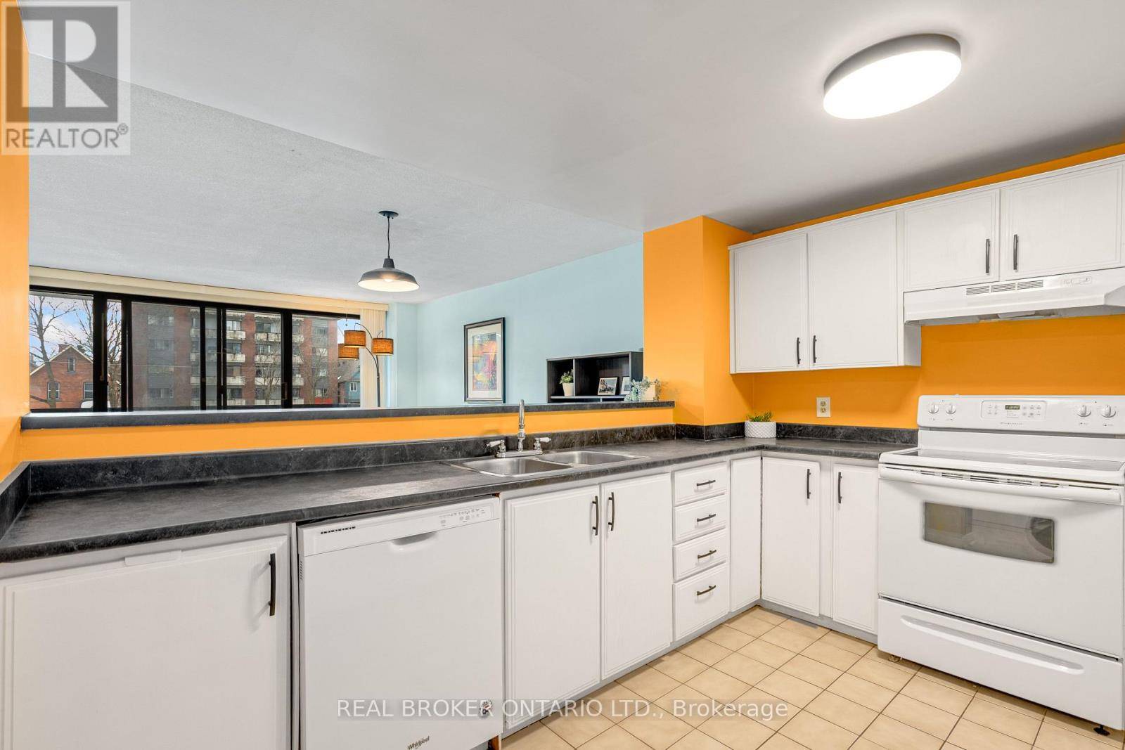 Ottawa, ON K2P0R8,446 Gilmour ST #202
