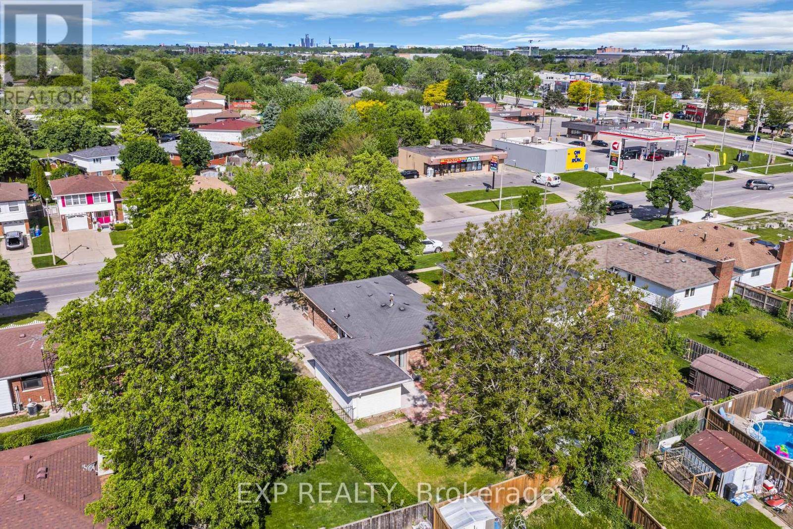 Windsor, ON N8R1L1,2780 FOREST GLADE DRIVE