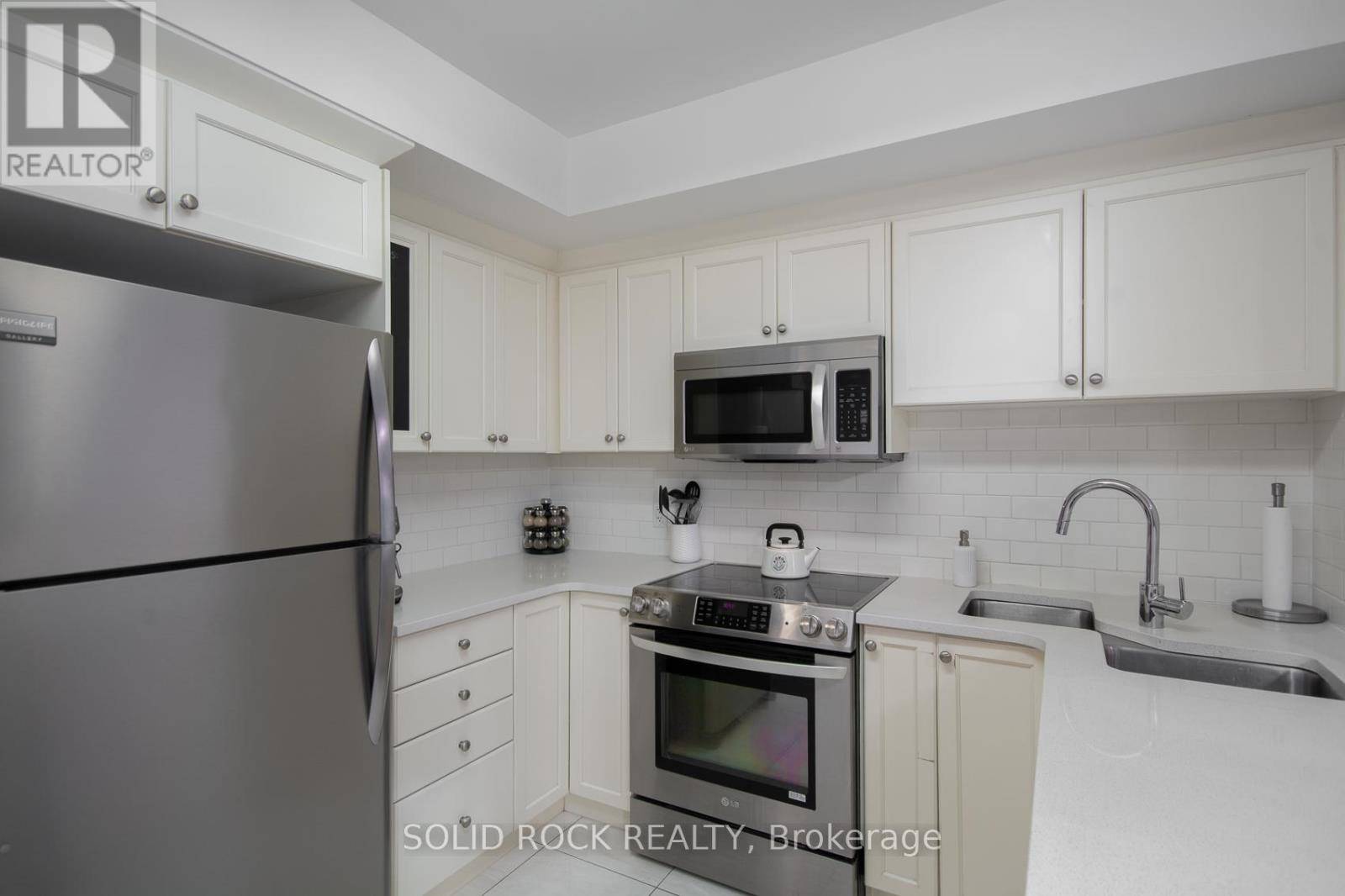 Ottawa, ON K1N0B7,242 Rideau ST #502