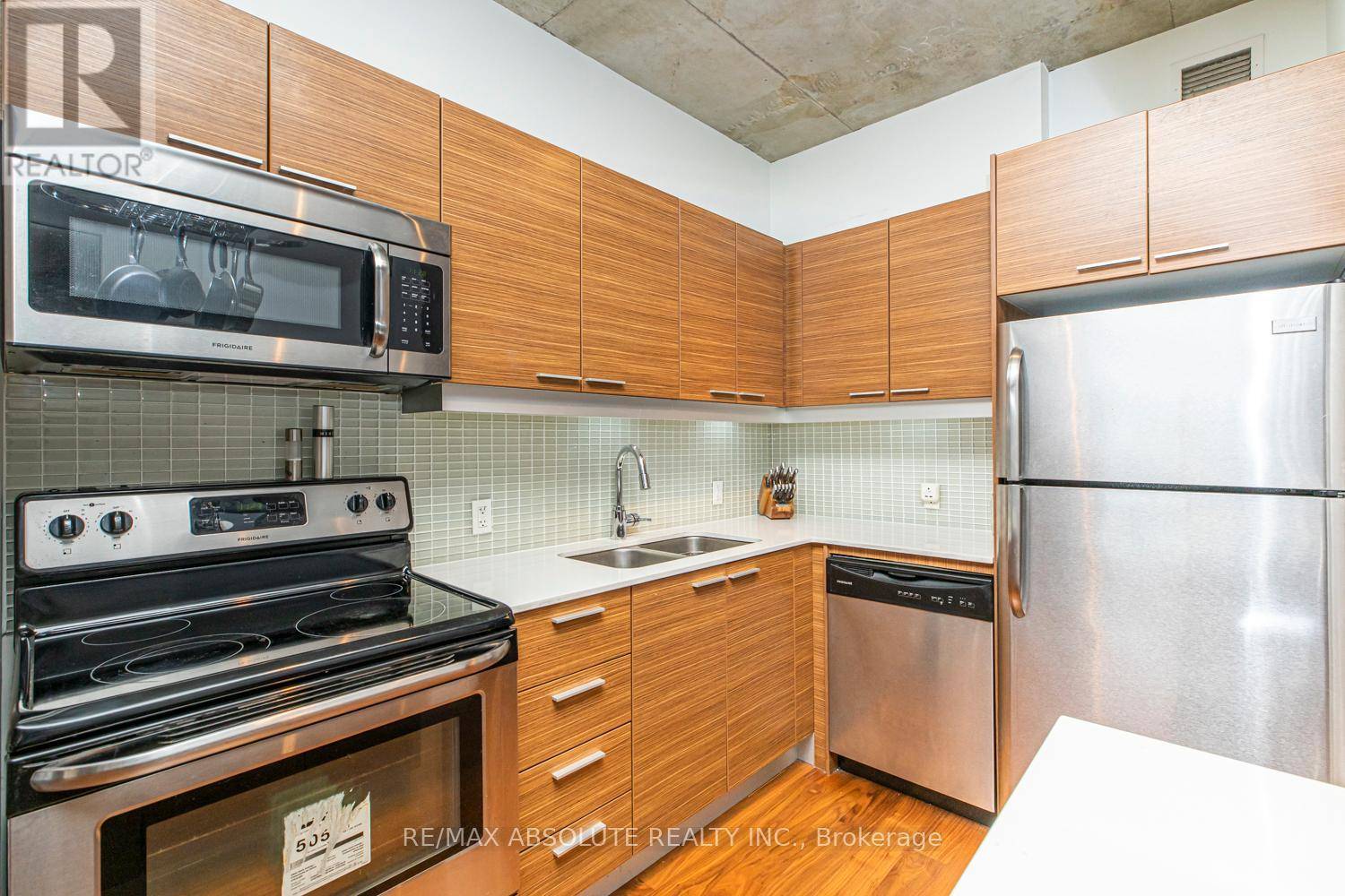 Ottawa, ON K2P0S1,349 Mcleod ST #422