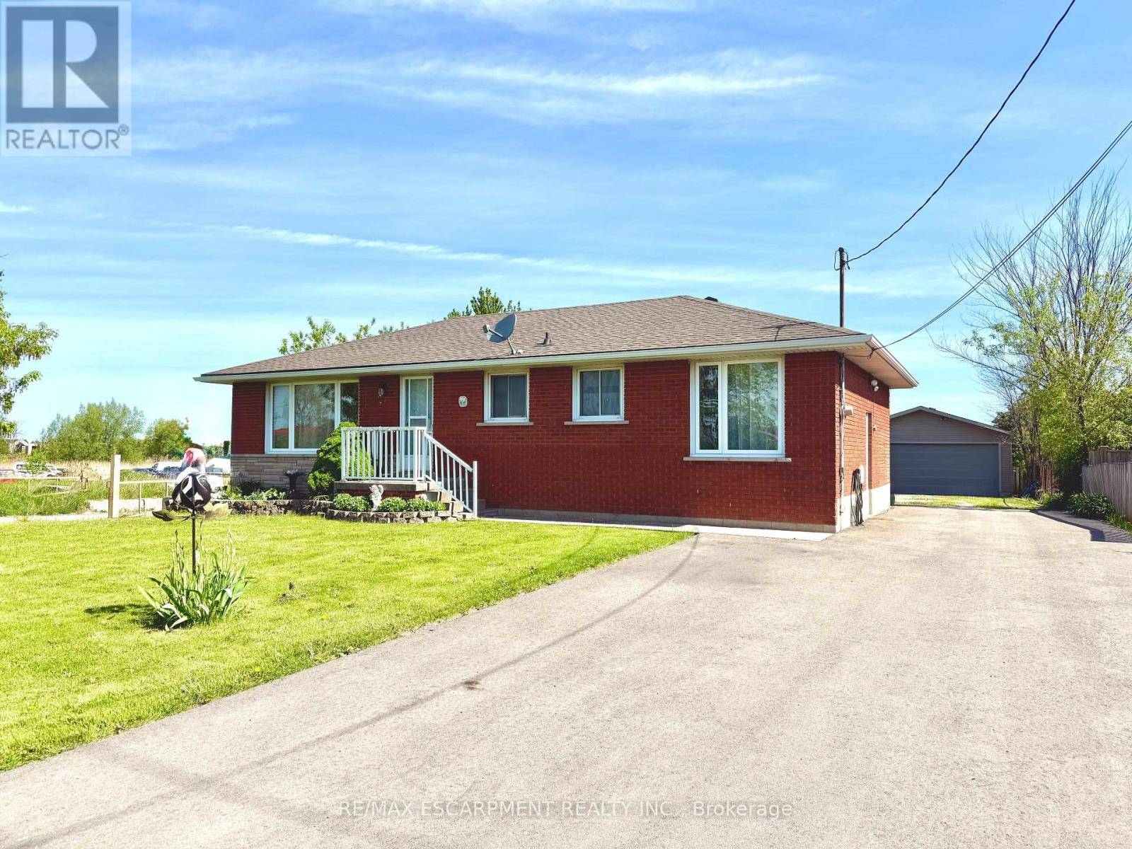 Hamilton, ON L8J3B8,725 MUD STREET E