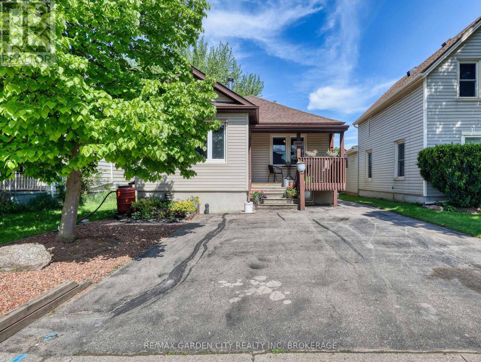 Lincoln (beamsville), ON L0R1B0,4395 ONTARIO STREET