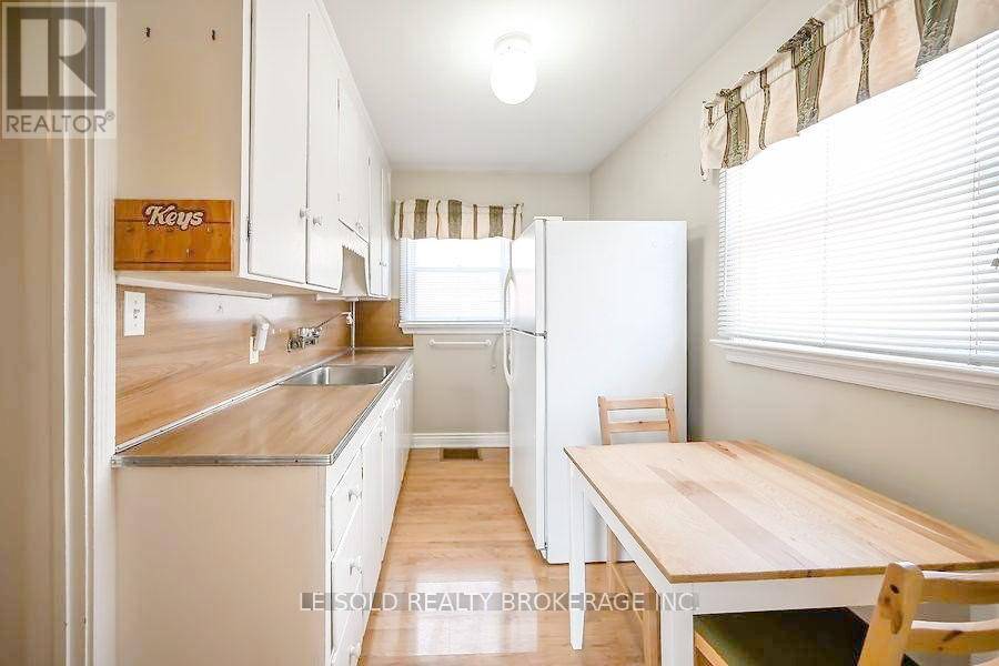 Hamilton (ainslie Wood), ON L8S3A2,112 Leland ST #Upper RM1
