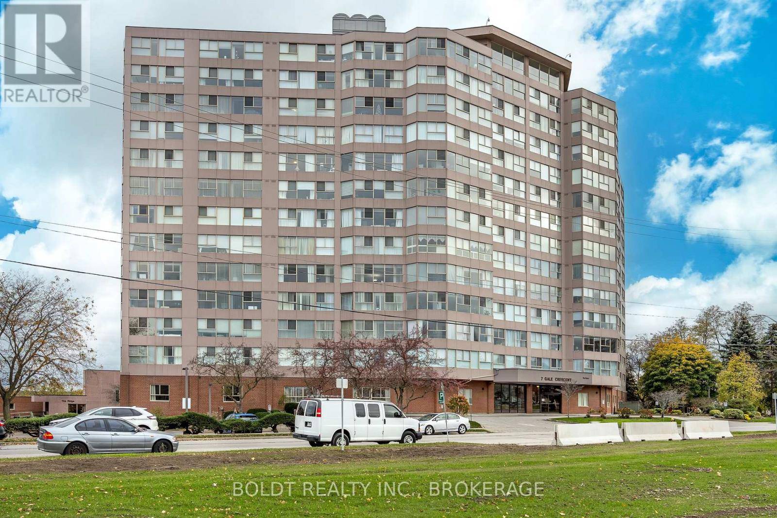 St. Catharines (e. Chester), ON L2R7M8,7 Gale CRES #604