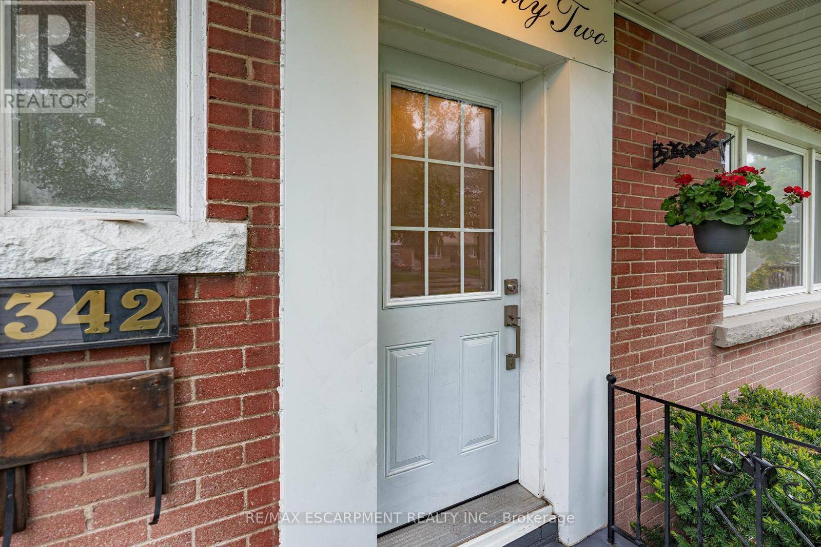 Hamilton (hill Park), ON L9A4G5,342 EAST 15TH STREET