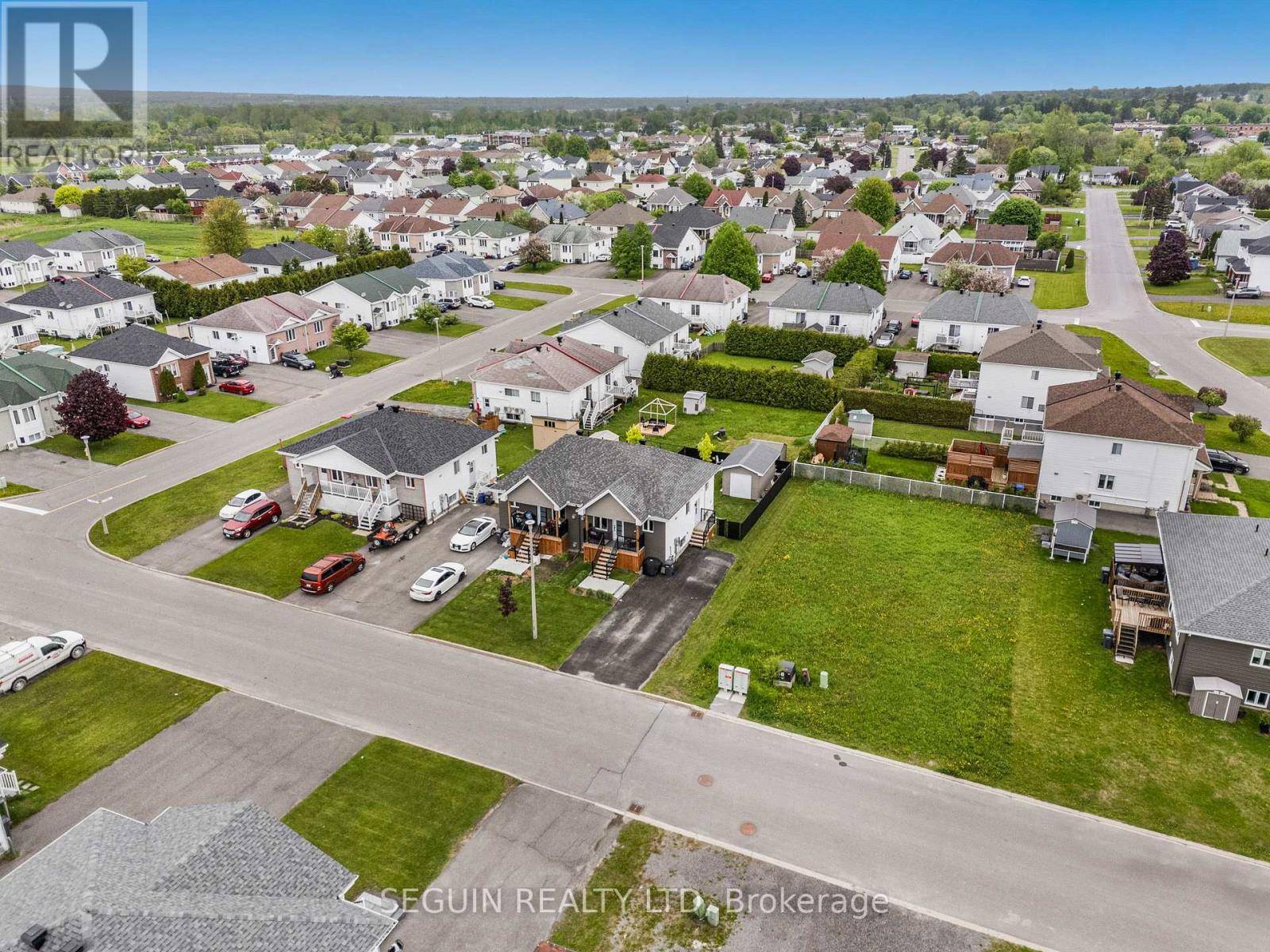 Hawkesbury, ON K6A3V9,1012 JACYNTHE STREET