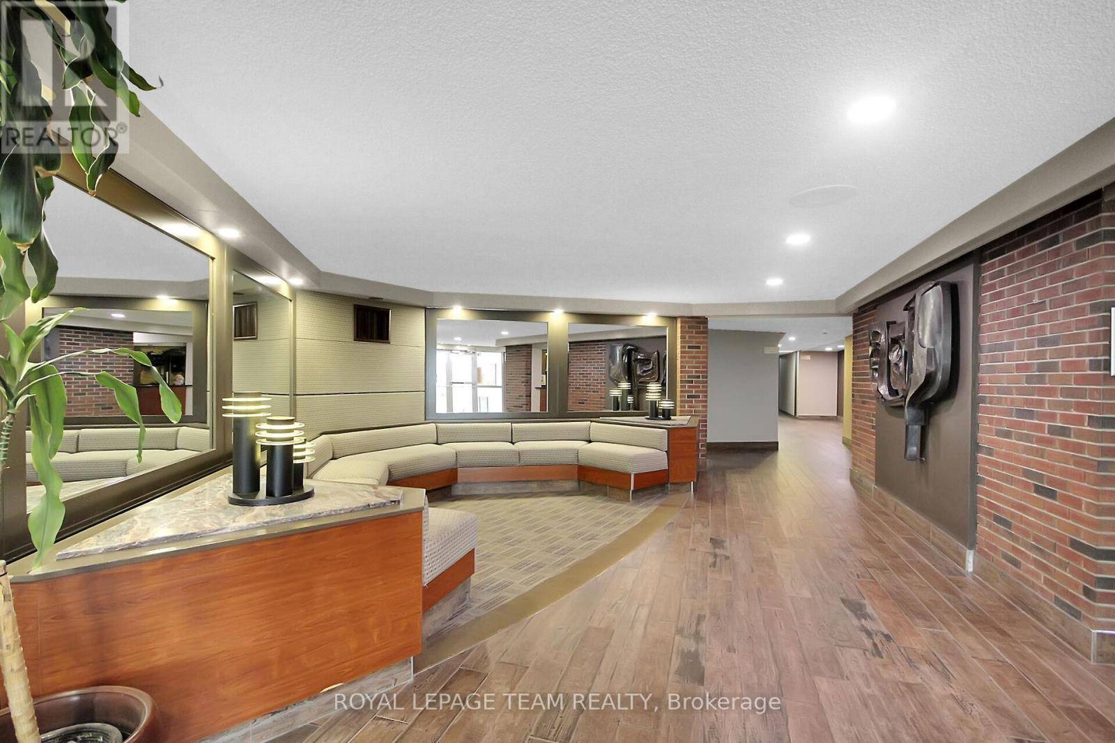 Ottawa, ON K2E6Z7,20 Chesterton DR #306
