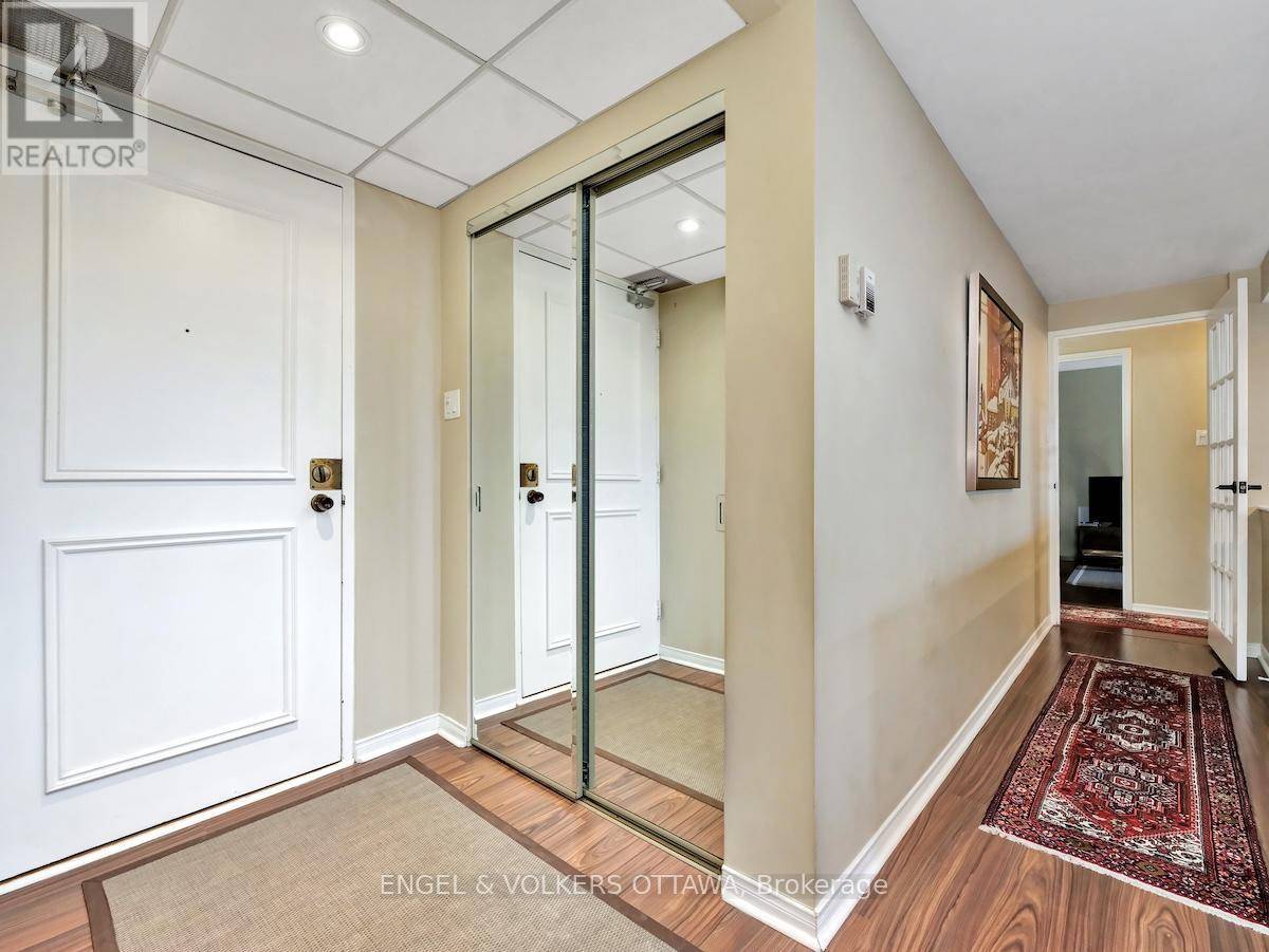 Ottawa, ON K1N8X6,373 LAURIER AVE East #406