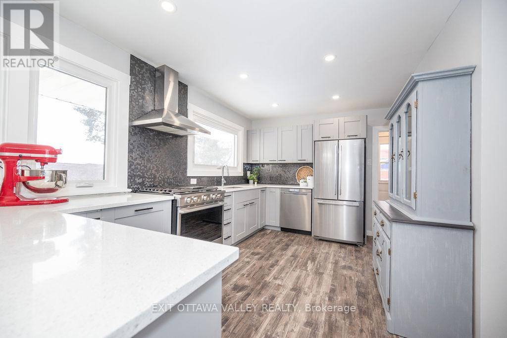 Deep River, ON K0J1P0,1 FRONTENAC CRESCENT