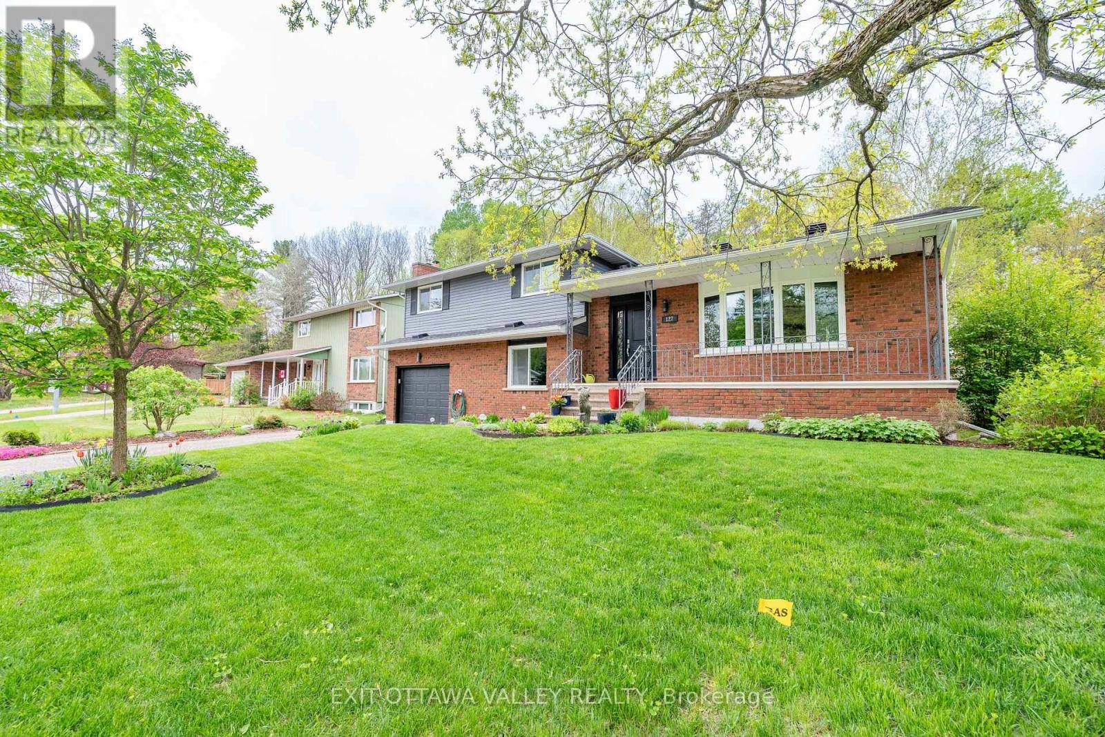 Deep River, ON K0J1P0,127 FRONTENAC CRESCENT
