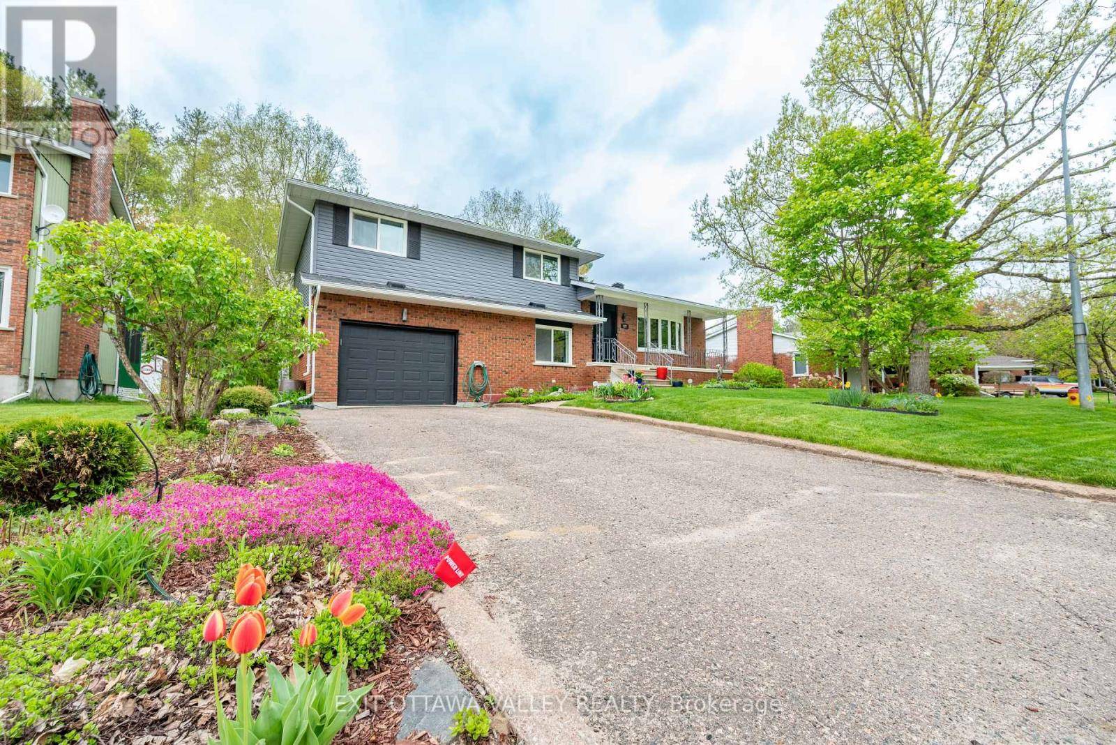 Deep River, ON K0J1P0,127 FRONTENAC CRESCENT