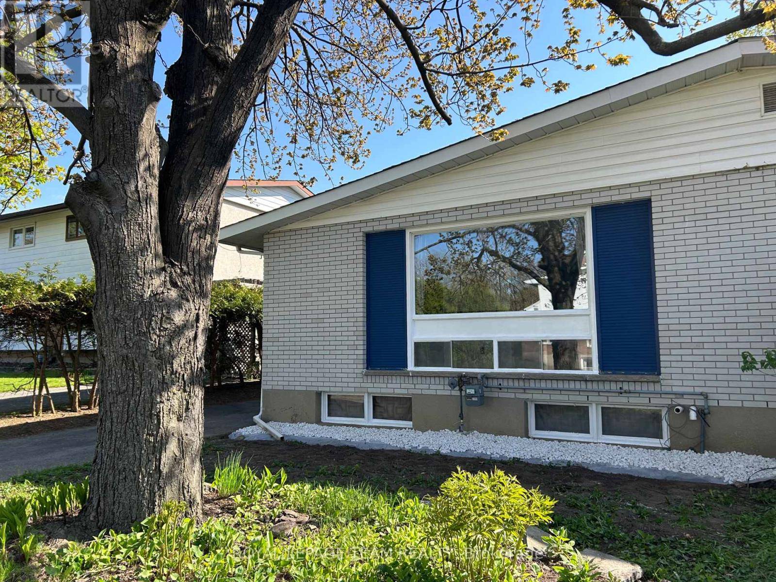 Ottawa, ON K2E5R4,23 SOUTHVIEW CRESCENT