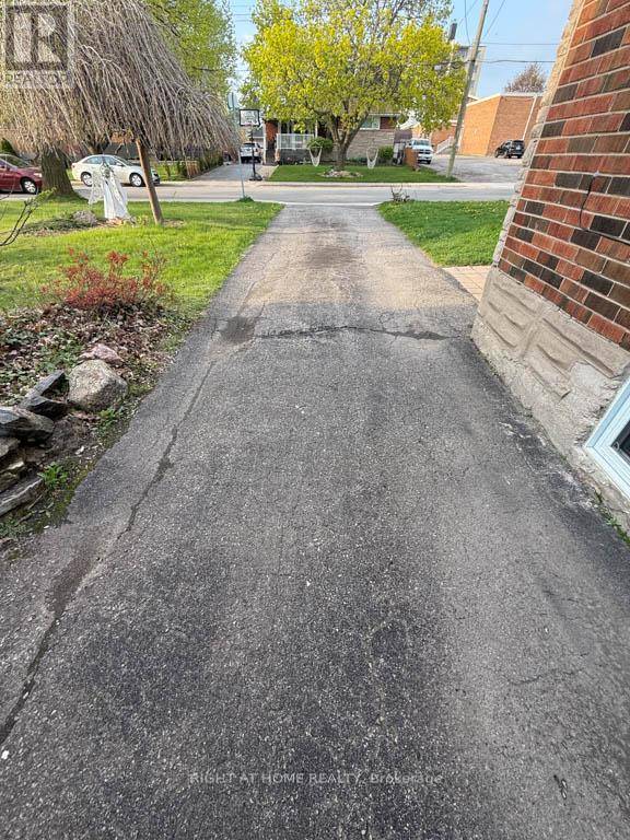 Hamilton (huntington), ON L8T1V9,48 IDLEWOOD AVENUE