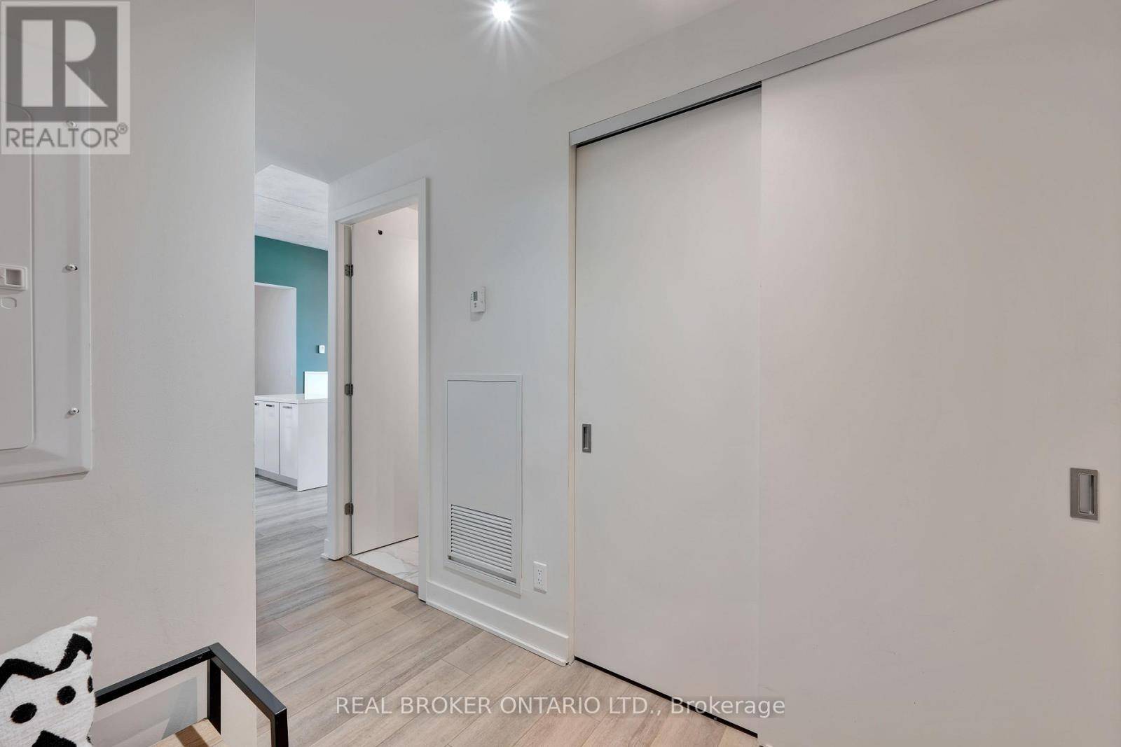 Ottawa, ON K2P1J5,203 Catherine ST #703