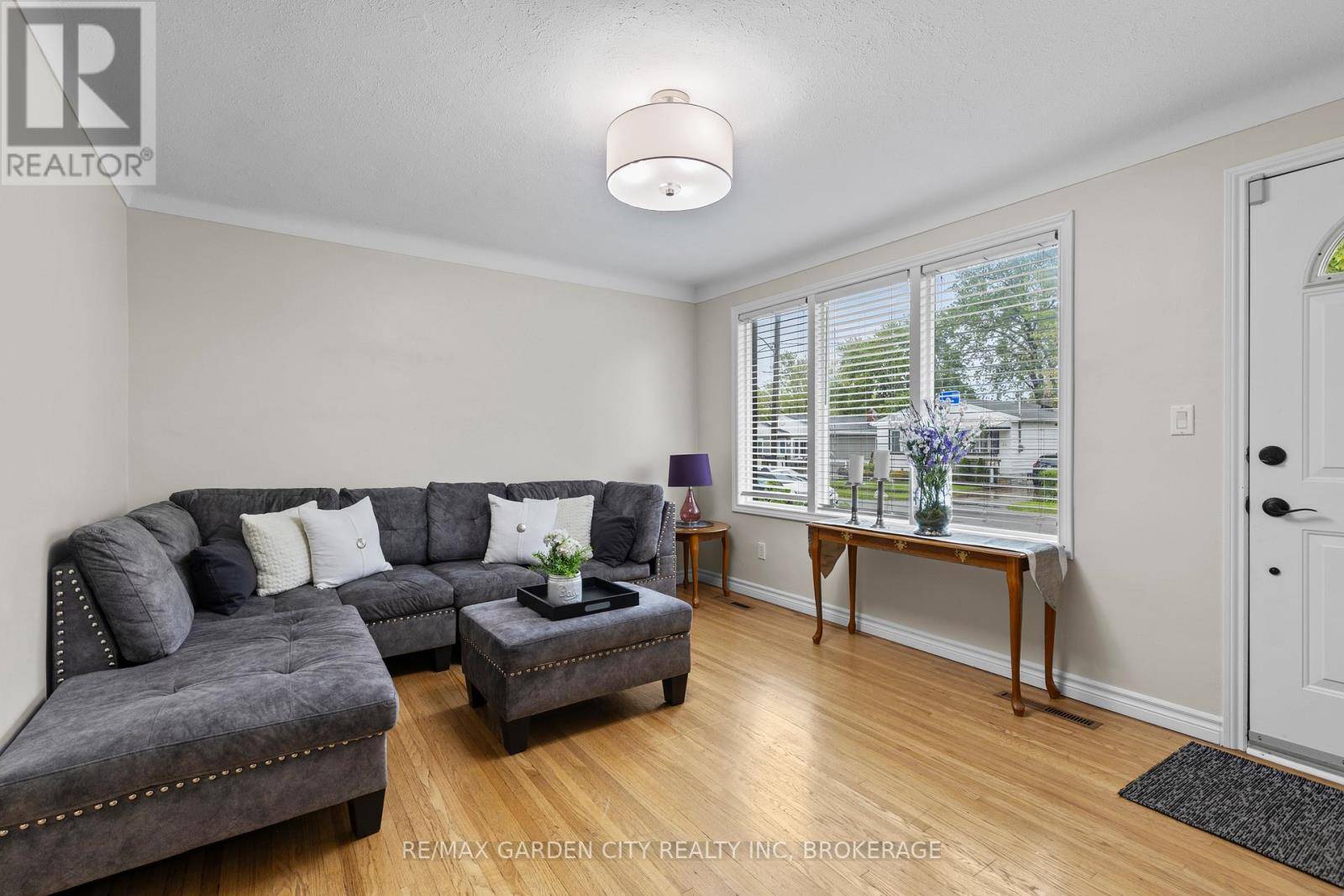 St. Catharines (secord Woods), ON L2P1L2,19 OAKWOOD AVENUE